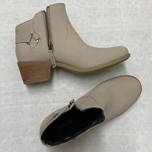 Teva white leather booties size 9.5